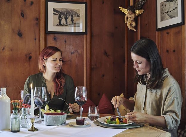 Traditioneller Martini Gansl Schmaus im Wirtshaus-Restaurant ENGEL